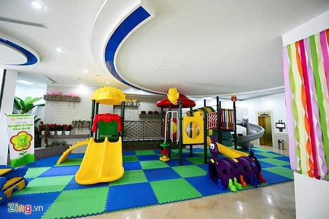 Ngoài ra, trường còn vừa xây dựng cơ sở 2 nằm trên phố Trần Hưng Đạo. Mặc dù là địa điểm trung tâm thành phố, nhưng trường vẫn đảm bảo đầy đủ cơ sở vật chất theo chuẩn quốc gia với diện tích sử dụng đất bình quân tối thiểu 8m2 cho một trẻ. Trong ảnh: Khu vui chơi trong nhà nằm ở tầng một.