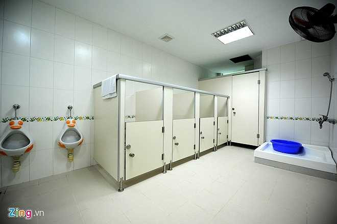 Khu nhà vệ sinh cũng được chú trọng đầu tư để đảm bảo sức khỏe cho trẻ. 