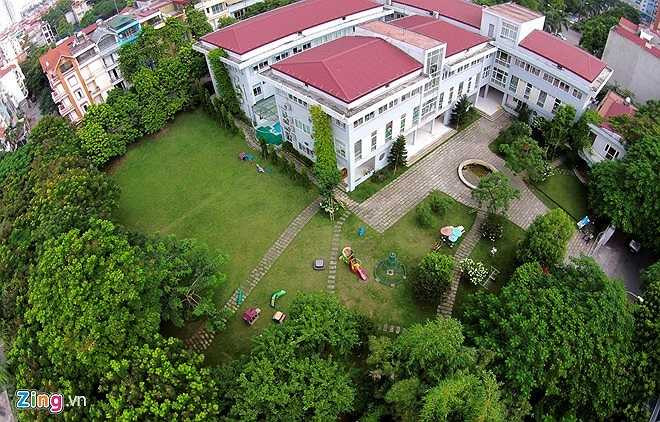 Thiết kế cho khuôn viên vườn của Bright School Văn Quán chính là ông Nguyễn Đức Nhiệm, người chăm sóc vườn cho nhiều nhân vật nổi tiếng như ca sĩ Mỹ Linh… 