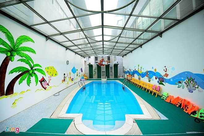 Bể bơi nằm ngay trong khuôn viên của trường, được xây kín đảm bảo an toàn cho trẻ.