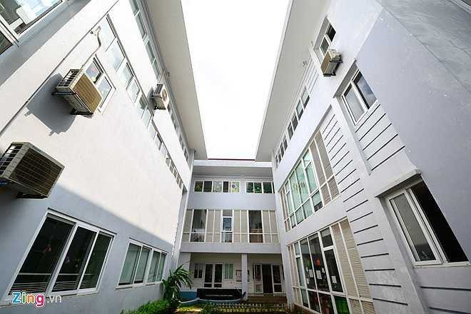 Đối diện bể bơi là khoảng không gian rộng, giúp hai khu lớp học đều đón được ánh sáng tự nhiên.