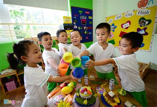 Mỗi buổi sáng sớm trước khi vào lớp, các bé sẽ được cô giáo đưa ra vườn tắm nắng, sau đó học bài theo chủ đề. 