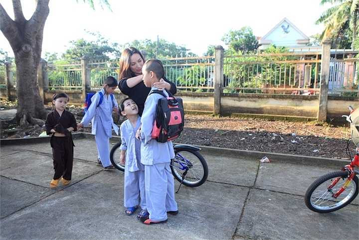 Chính vì cảm nhận quá rõ những điều ấy nên khi đã trở thành một ca sĩ nổi tiếng, sau khi chăm lo chu đáo cho các em, Phi Nhung dành số tiền tiết kiệm của mình để đi làm từ thiện, giúp đỡ những hoàn cảnh không may trong cuộc sống.