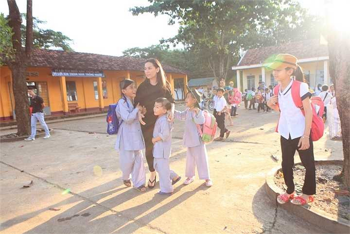 Những khi không đi diễn thì sáng chị lái xe lên thăm, đón các con đi học về, ăn uống ra sao và học tập thế nào, tối thì về lại Sài Gòn