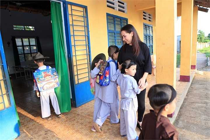 Cuộc sống của chị cứ nhẹ nhàng trôi qua như vậy. 