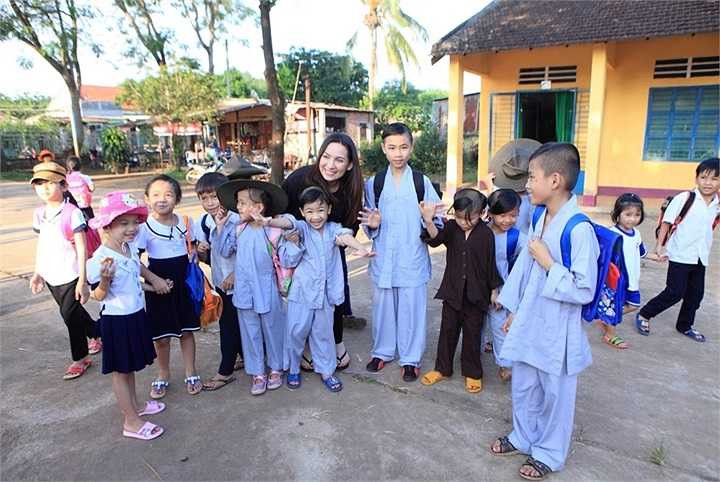 Vì quá yêu thương các con mà nhiều năm nay Phi Nhung rất muốn làm một liveshow như những anh chị đồng nghiệp khác để tri ân khán giả, nhưng vì nuôi đàn con nên trách nhiệm khá nặng nề