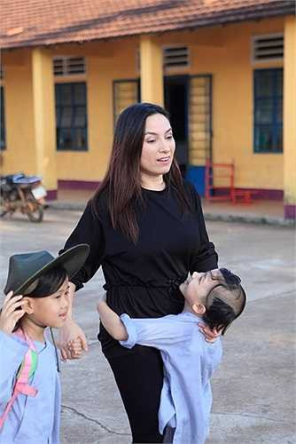 Cứ mỗi lần Phi Nhung định làm là nhận thêm con nên phải ngưng lại, chính vì thế mà từ vài em đến bây giời đã là 18 đứa con