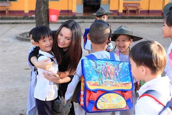 Và ảnh hưởng từ cuộc sống cơ cực từ nhỏ nên làm gì Phi Nhung cũng phải kỹ càng, chỉ sợ không chăm lo cho các con đến khi trưởng thành nên tiền kiếm được đều dành cho các con, nuôi dưỡng các con ăn học thành tài.