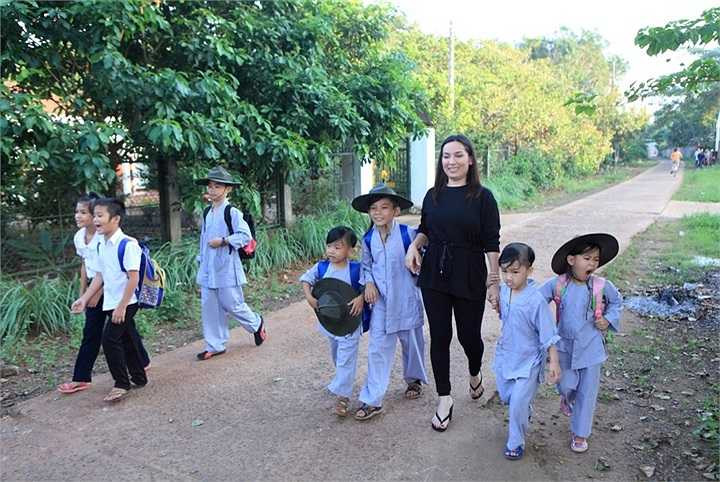 Cô sẽ hoá thân thành 2 mẹ con khi song ca cùng mẹ nuôi Giao Linh, sẽ thành chị em cùng Dương Triệu Vũ