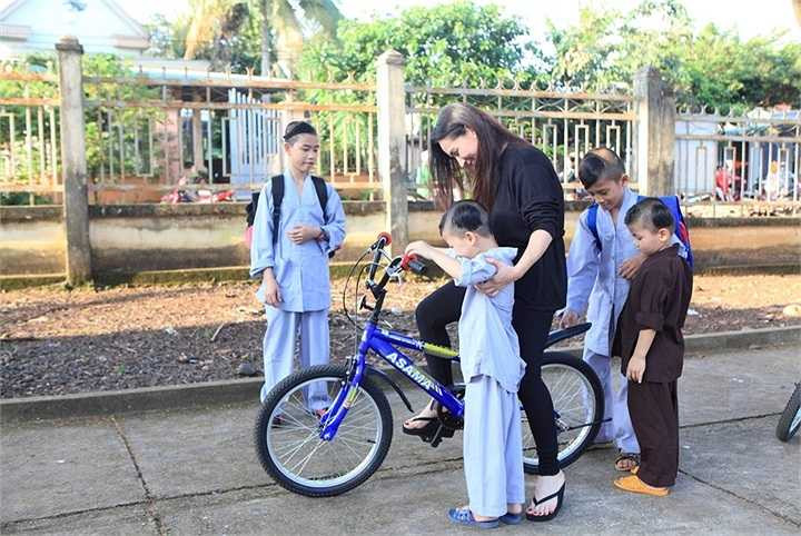 Cho đến hiện tại, chị không nhớ mình đã đi qua bao nhiêu vùng quê tặng quà, giúp người nghèo xây nhà, xây viện dưỡng lão… 