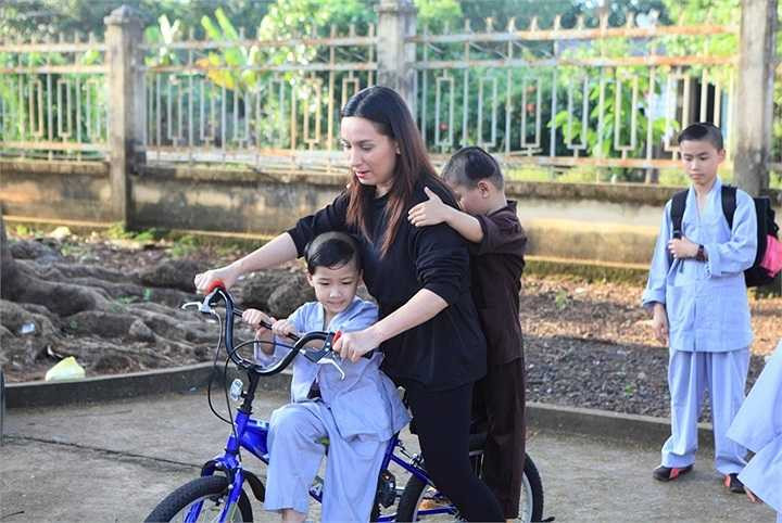 Và cách đây hơn 5 năm, trái tim nhân hậu của chị đã rung lên nhịp đập mẫu tử thiêng liêng với 18 đứa con mà chị yêu thương và chăm lo không khác gì ruột thịt.