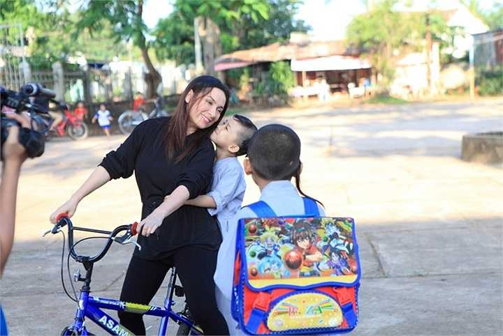 Các con của Phi Nhung được nuôi dưỡng tại một ngôi chùa ở Bình Phước, nơi đây đã được chị tu sửa lại khang trang bằng tiền túi của mình và bạn bè thân hữu để các con có một nơi học tập và ăn ở. 