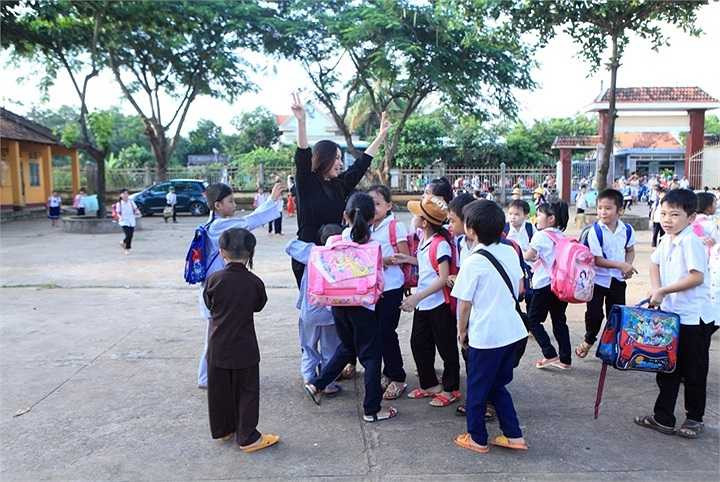 Khi được hỏi, bận rộn đi diễn nhiều nơi thì làm sao có thể chăm sóc tốt cho các con, cô chia sẻ: 'May mắn là bên cạnh Phi Nhung còn có sư phụ trong chùa và 3 vị sư cô thay nhau chăm sóc các con chu đáo'