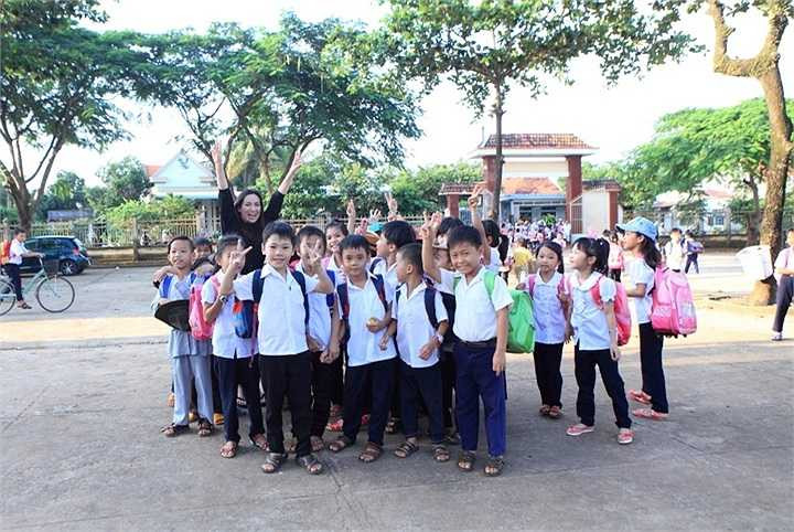 'Hằng ngày có việc gì xảy ra, từ chuyện các con mọc răng, học giỏi được điểm 10 hay bị bệnh… sư cô đều quay video lại và gửi qua điện thoại nên dù Phi Nhung đi diễn xa vẫn biết được tình hình của các con.'