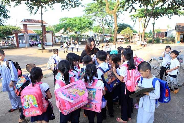 'Còn ngươc lại, Phi Nhung muốn dặn dò, dạy gì các con thì chỉ việc quay video gửi lại để sư cô cho các con xem'