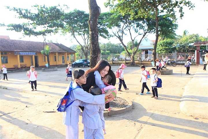 Từ khi có các con, Phi Nhung về Việt Nam thường xuyên hơn để có thể ở gần các con hơn