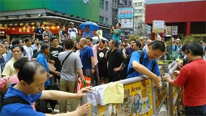 Khung cảnh hỗn loạn trên đường phố Hong Kong hôm 3/10