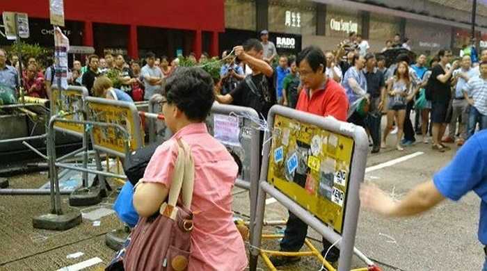 Khung cảnh tan hoang sau các cuộc ẩu đả giữa người biểu tình với người dân địa phương