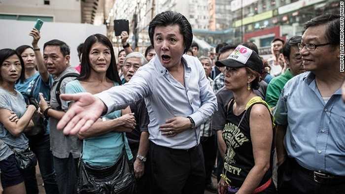 Những cuộc biểu tình đòi dân chủ những ngày qua của nhóm sinh viên đã gây ảnh hưởng tới cuộc sống của một số người dân địa phương, khiến họ tức giận