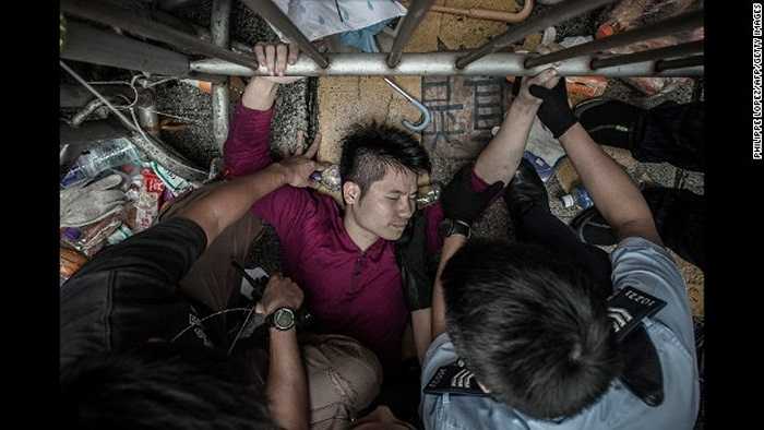 Cảnh sát ẩu đả với người biểu tình hôm 3/10