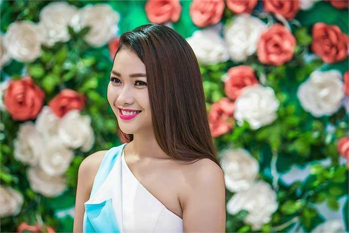 Bích Khanh, với lợi thế là khuôn mặt sáng sân khấu, đang hướng đến công việc MC. 