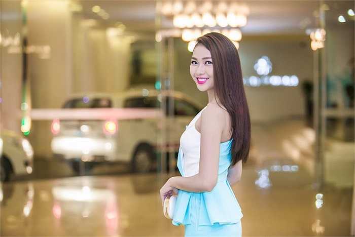 Ngoài ra, cô cũng có khả năng ca hát. 