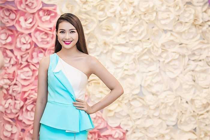 Đến dự một sự kiện, cô chọn một thiết kế của NTK Lê Thanh Hòa. 