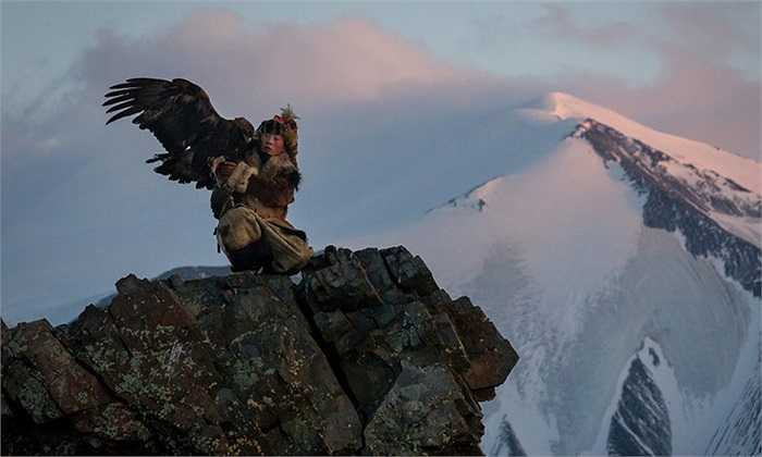 Từ thế kỷ XV, tộc người này đã sáng tạo ra cách kiếm sống rất độc đáo, đó là thuần hóa các chú đại bàng vàng để săn bắt thay con người.