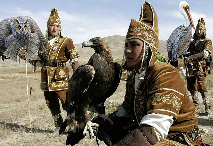 Sau thời gian thử thách đại bàng sẽ được chủ nhân thưởng cho những miếng thịt tươi. Tuy nhiên, việc cho các chú chim ăn trong thời điểm này cũng cần phải tính toán, theo dõi kỹ lưỡng.