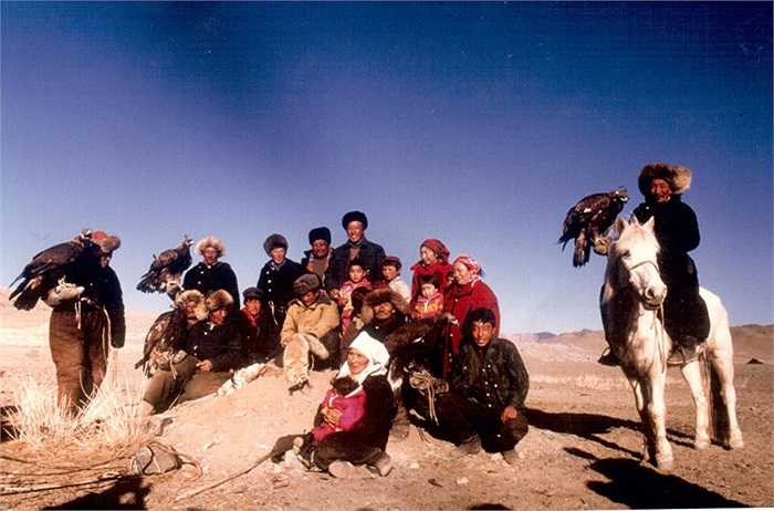 Họ đặt những miếng thịt tươi lên vai mình và để cho con vật tự tiến lại gần thưởng thức. Mỗi ngày lượng thức ăn được tăng lên một chút. Họ không cho chúng được ăn thỏa sức.