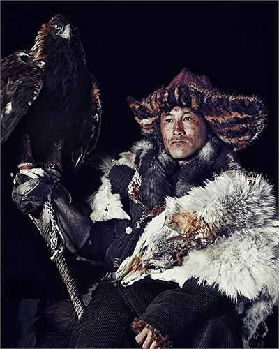 Không chỉ huấn luyện để các chú chim có phản xạ thèm thịt mãnh liệt, người ta còn huấn luyện chúng phân biệt thịt dê, cừu, những vật nuôi trong nhà với các con thú khác.