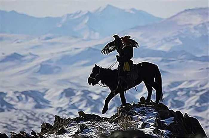 Hiện nay, duy nhất bộ tộc Kazakh còn duy trì, bảo tồn được truyền thống thuần hóa đại bàng để săn thú.