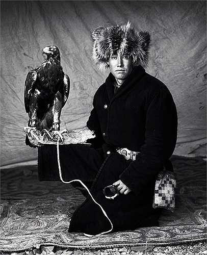 Khi bắt được một chú đại bàng, việc đầu tiên của người thuần hóa là dùng một miếng da hoặc một miếng giẻ tối che mắt chú chim lại để chúng không quan sát được.