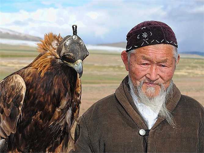 Người huấn luyện chỉ tiếp sức cho chúng bằng nước trà hoặc nước lọc. Thời gian chú chim phải nhịn đói ít nhất nửa tháng. 