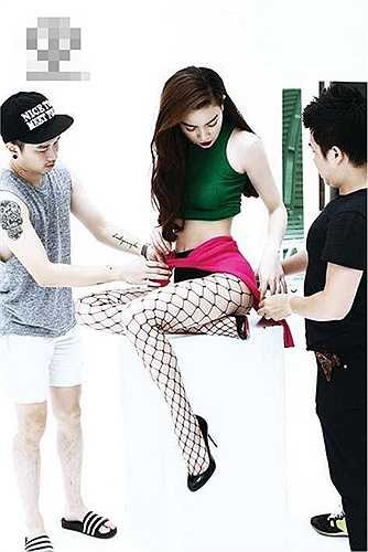 Rất ít khi hở bạo nên mỗi lần 'cởi' của Hồ Ngọc Hà đều nhận được sự quan tâm khá lớn.