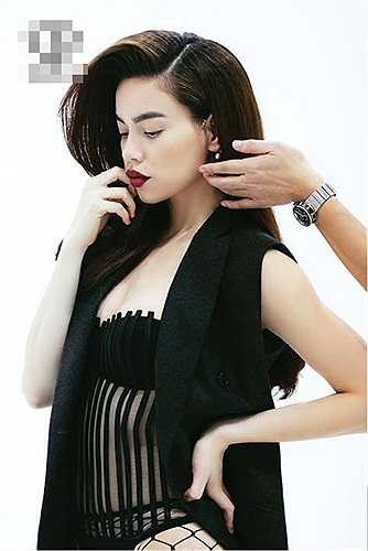 Sở hữu thân hình săn chắc cùng ba vòng cân đối nên Hà Hồ rất tự tin khi diện các mẫu thiết kế kén người mặc nhất.