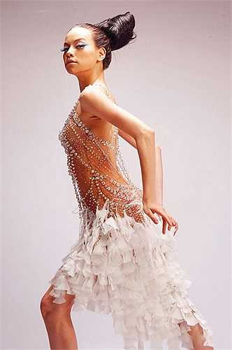 Hồ Ngọc Hà gây tò mò với váy mỏng đính hạt che ngực trần, hình ảnh này được chụp cách đây khoảng 10 năm dưới ống kính của nhiếp ảnh gia Phạm Hoài Nam. 