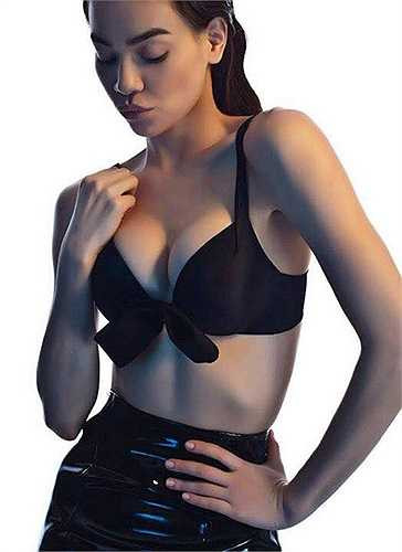 Chẳng ngại thử sức với mọi xu hướng thời trang nhạy cảm như xuyên thấu, quần ngắn hay thiết kế khoét xẻ bạo, song Hồ Ngọc Hà rất hạn chế chụp ảnh 'kiệm vải' nóng bỏng.