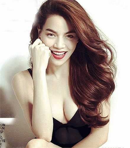 Mọi người chẳng ngại dành những lời khen có cánh cho một Hồ Ngọc Hà biểu cảm lạnh lùng, tự tin khoe khuôn ngực nóng bỏng cùng vòng eo thon gọn.