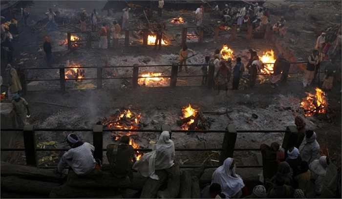 Sau khi hoàn tất thủ tục hỏa thiêu họ sẽ mang tất cả tro, cốt, và quần áo của người chết đổ xuống sông Hằng.