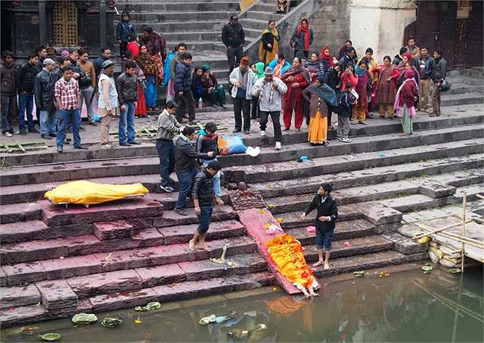 Hiện giá thành củi đốt ngày một cao, khiến những gia đình nghèo không đủ sức tiến hành nghi thức hỏa thiêu cho người chết. Họ đã quấn sơ sài những xác chết và cứ thế thả về với 'sông mẹ'. 