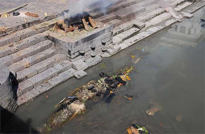 Việc người dân sống hai bên sông Hằng bắt gặp những xác chết nổi lềnh bềnh trên sông là điều quá quen thuộc.