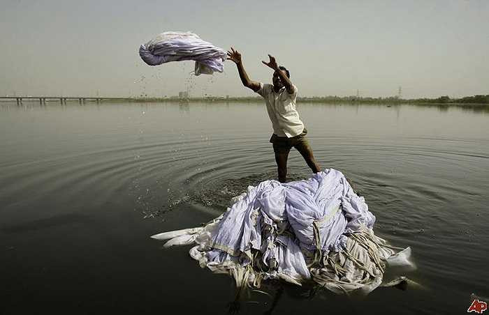 Người dân hai bên sông Hằng vẫn thản nhiên tắm táp, giặt giũ khi trước mặt họ là những xác chết đang phân hủy. Hiện sông Hằng đang ô nhiễm ở mức báo động.