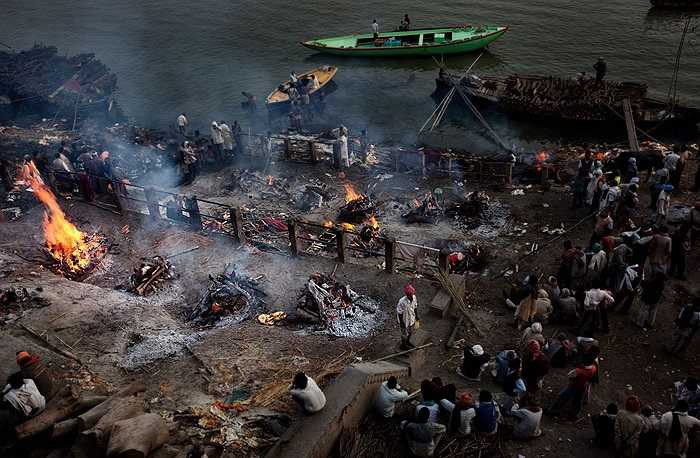 Việc đầu tiên là dùng nước sông Hằng tắm cho xác, rồi mặc cho xác bộ quần áo mới có màu vàng hoặc trắng, sa đó mới đưa lên giàn thiêu bằng củi.