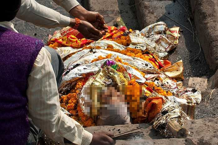 Họ đặt xác đàn ông ngửa mặt lên trời, còn xác phụ nữ thì nằm úp trên giàn thiêu.