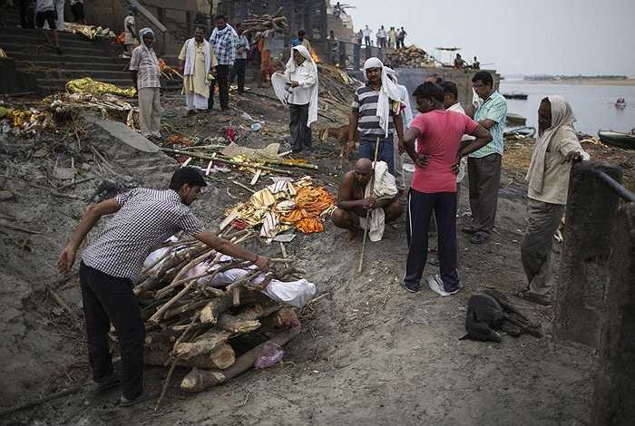 Giữ trọng trách châm lửa cho nghi lễ này là người đàn ông cao tuổi và có uy tín trong gia đình.