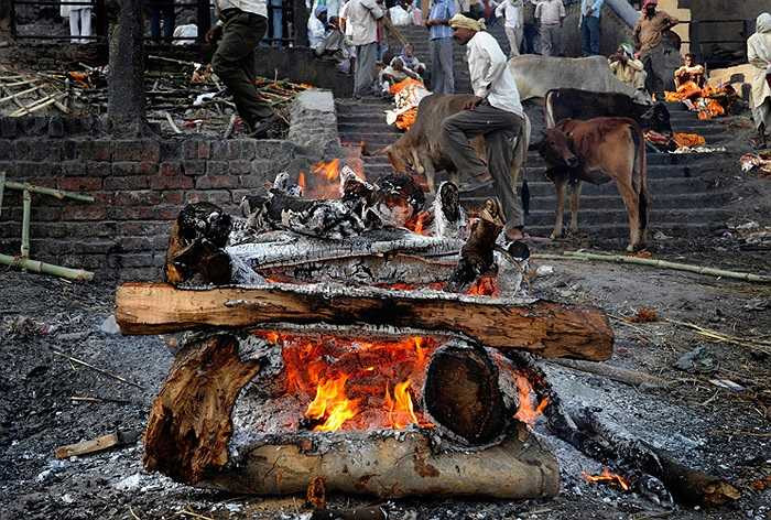 Phụ nữ không được tham gia vào việc này, nhằm tránh xuất hiện những giọt nước mắt. Người ta quan niệm, nước mắt sẽ làm linh hồn người chết vấn vương, khó dứt bỏ trần thế để siêu thoát.