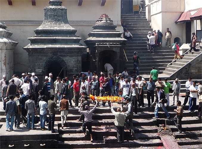 Nếu khi đốt xác, hộp sọ người chết nổ tung, thì họ cho rằng điều đó mang lại may mắn cho những người đang sống.