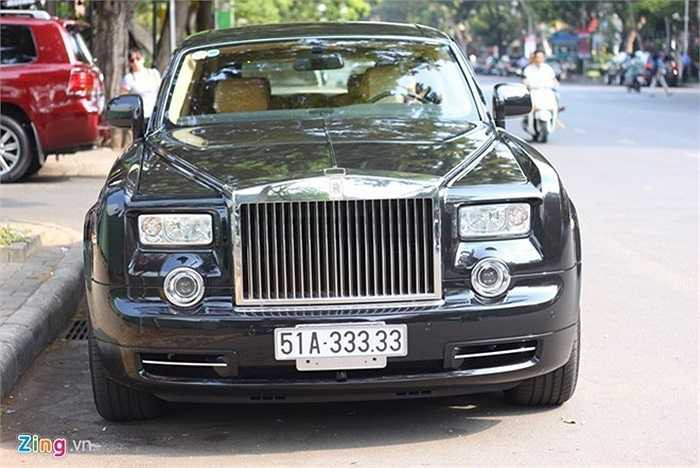 Chiếc Rolls-Royce Phantom phiên bản in hình rồng biển ngũ quý 3 ở Sài Gòn. Mẫu xe siêu sang này có giá trị sau thuế ước tính khoảng 35 tỷ đồng. Tại Việt Nam, số lượng Phantom rồng khoảng 5 chiếc. Xem thêm: Phantom rồng tham gia đoàn rước dâu khủng ở Sài Gòn.