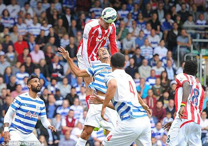 Mới nhất, trong cuộc đọ sức với Stoke, cựu cầu thủ Man Utd đã bị Peter Crouch đánh bại trong tình huống không chiến. Trong nhiều pha bóng khác, F5 cũng tỏ ra chậm chạp và thiếu sự quyết liệt